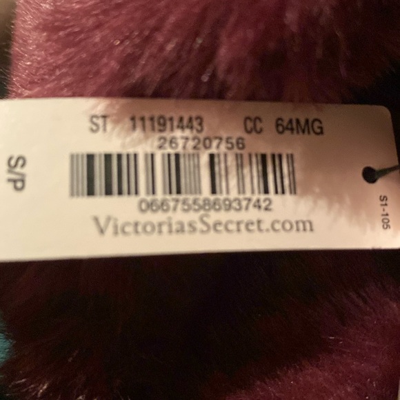 VICTORIA SECRET SLIPPERSSS!                                  NEVER WORN BEFORE - Picture 4 of 4